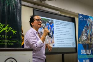 En Chone se forma a los nuevos maestros constructores con bambú
