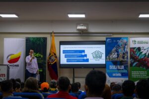En Chone se forma a los nuevos maestros constructores con bambú