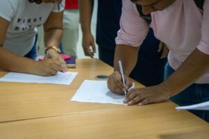 En Chone se forma a los nuevos maestros constructores con bambú