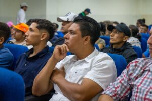 En Chone se forma a los nuevos maestros constructores con bambú