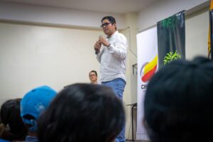 En Chone se forma a los nuevos maestros constructores con bambú