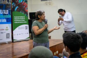 En Chone se forma a los nuevos maestros constructores con bambú