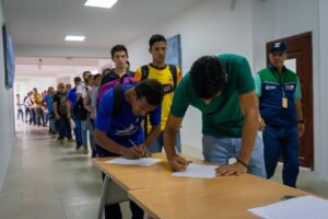 En Chone se forma a los nuevos maestros constructores con bambú