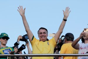 Tras salir del hospital, Jair Bolsonaro promete “continuar la lucha” en protesta en Brasilia