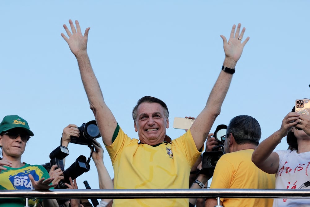 Tras salir del hospital, Jair Bolsonaro promete “continuar la lucha” en protesta en Brasilia