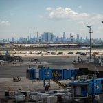 Restringen vuelos en Newark, uno de los aeropuertos más transitados de EE. UU., por fallas en las torres de control