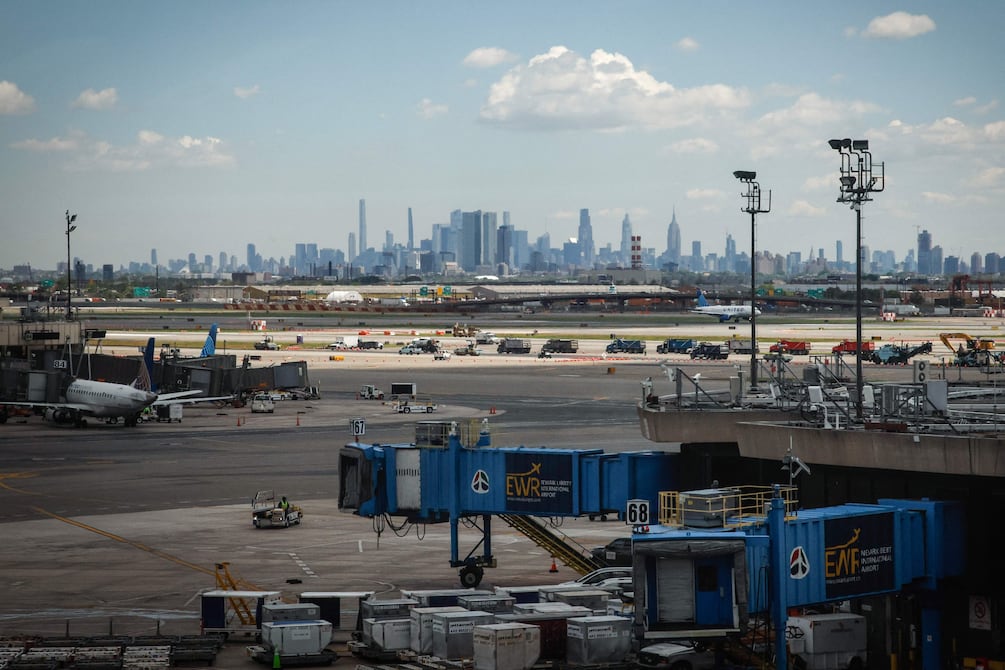 Restringen vuelos en Newark, uno de los aeropuertos más transitados de EE. UU., por fallas en las torres de control