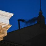 ¡Fumata negra en el primer día del cónclave! La Iglesia sigue sin papa