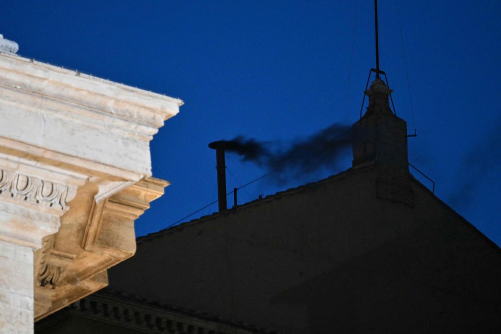 ¡Fumata negra en el primer día del cónclave! La Iglesia sigue sin papa