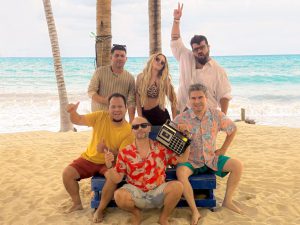 El grupo mexicano La Casetera presenta ‘Besitos en la playa’, canción de su primer álbum inédito