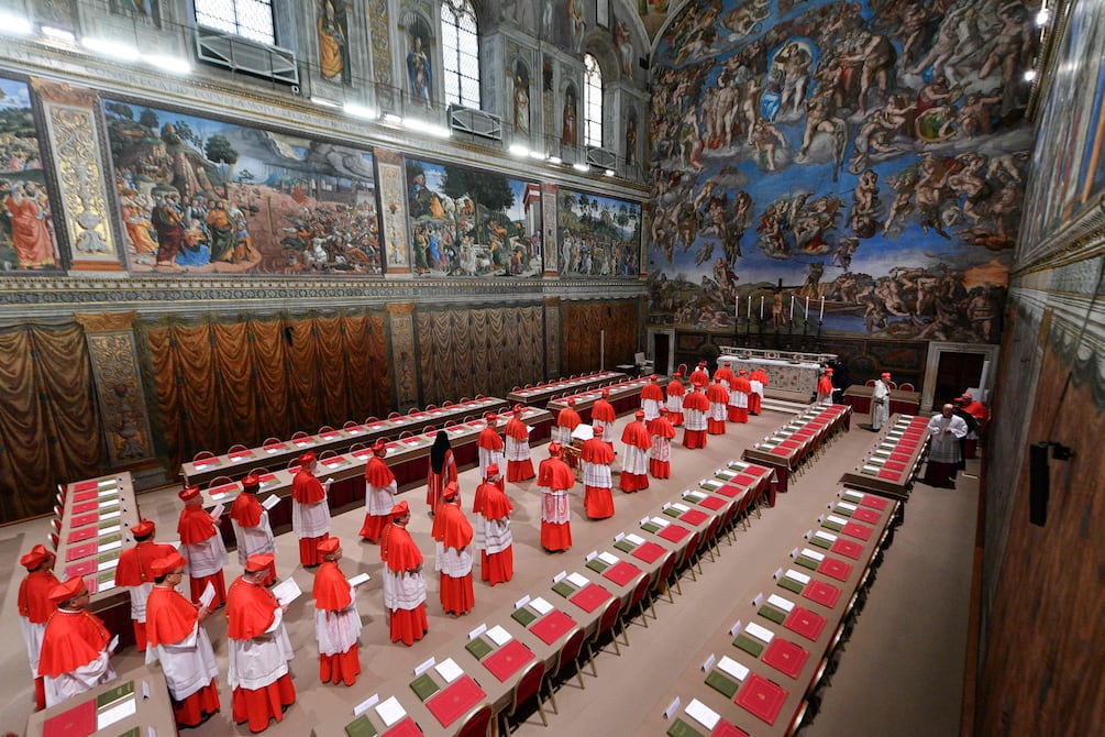 Cónclave: se cerraron las puertas de la Capilla Sixtina y los cardenales comienzan a votar por el nuevo papa