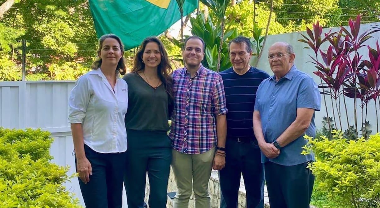 Opositores refugiados en embajada argentina en Caracas llegan a EE. UU.