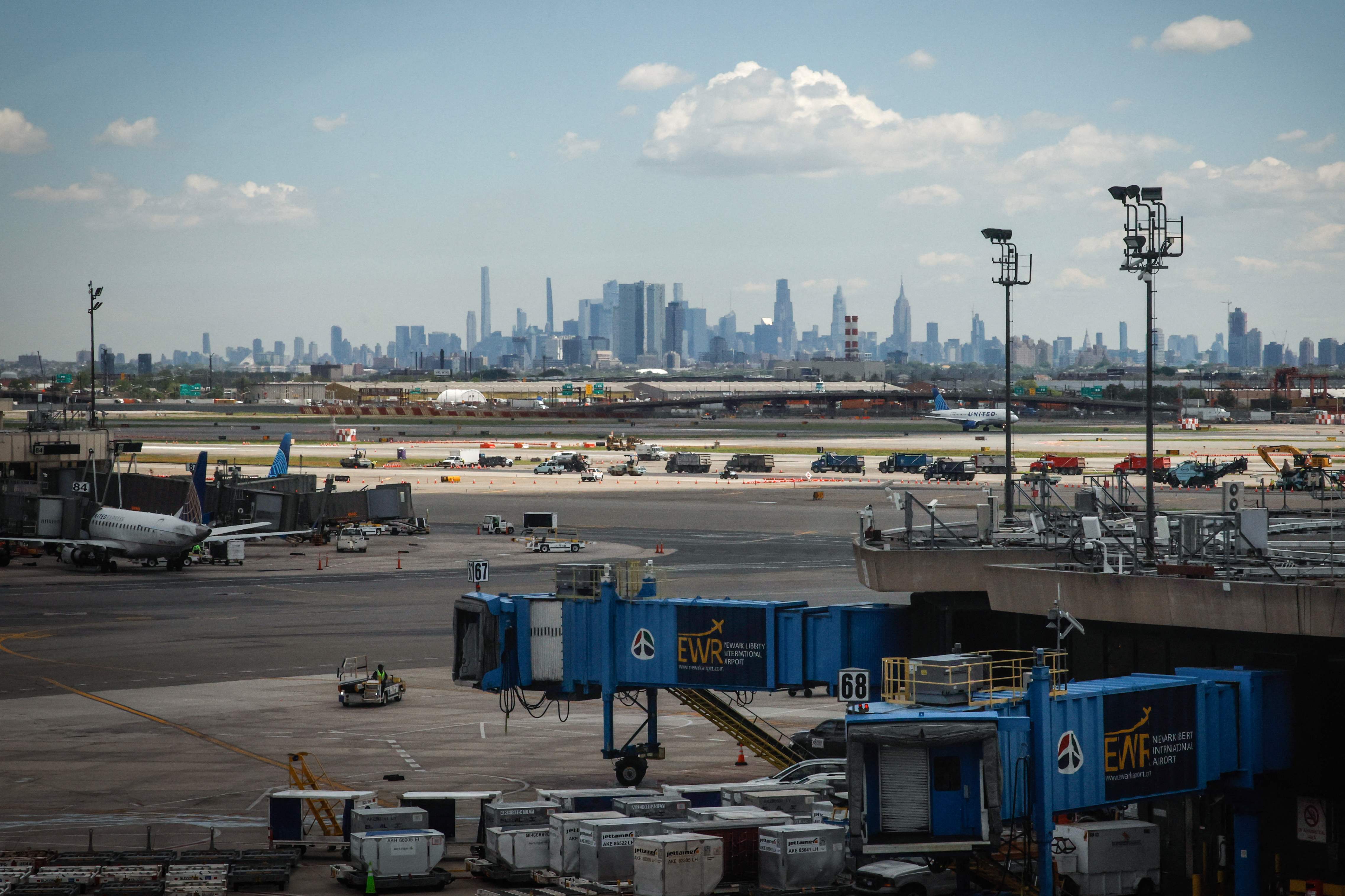 Restringen vuelos en Newark, uno de los aeropuertos más transitados de EE. UU., por fallas en las torres de control