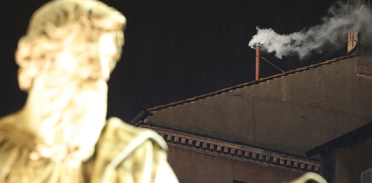 ¿Por qué sale humo blanco cuando se elige al nuevo papa?