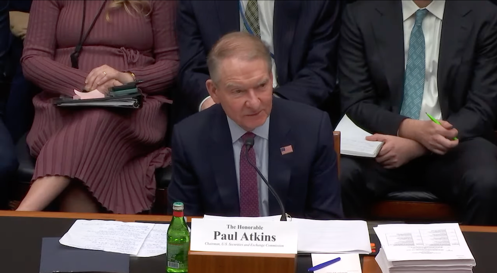 Legisladores demócratas critican duramente al presidente de la SEC Atkins por la aplicación de la normativa cripto SEC, Gobierno de EE. UU., Estados Unidos, Donald Trump, Trumpcoin